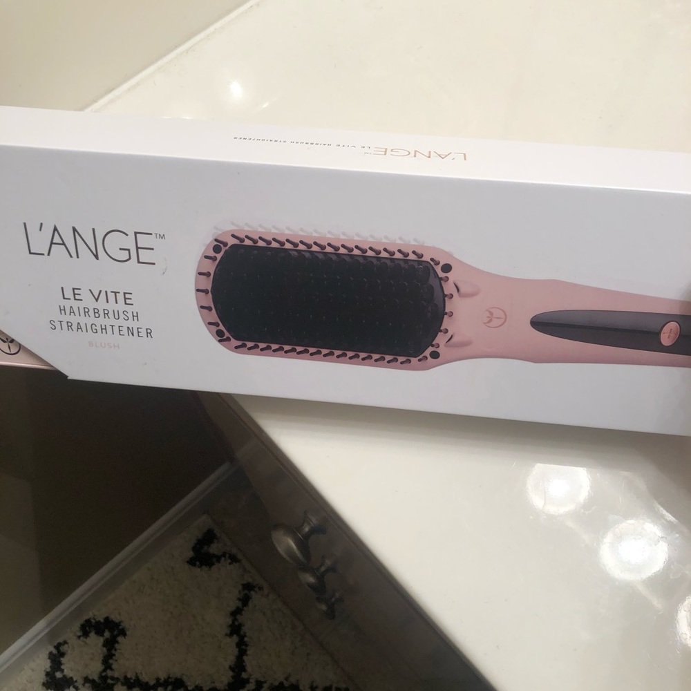 L’Ange le vite hair straightening brush.